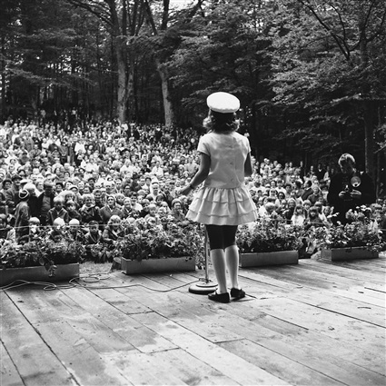 Nioåriga sångerskan Yvonne Olsson från Sörby sjunger på Brunnskvittret 1965.