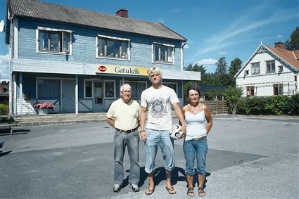 Birger, Robin och Elisabeth ”Bettan” Cederberg utanför Bettans gatukök i Bräkne-Hoby 2008.