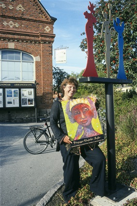 Susanne Demåne utanför Kulturcentrum i Ronneby 2009.