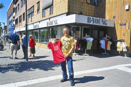 Bengt Svensson utanför klädbutiken B. Young i korsningen Västra Torggatan-Kungsgatan i Ronneby 2008.