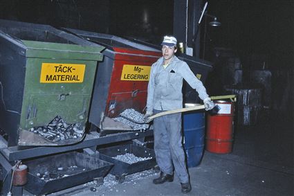 Gjuteriarbetare Patrik Rolandsson i arbete på Kockums Gjuteri AB i Kallinge 1991.