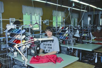 Christina Löfgren, ung sömmerska på konfektionsföretaget Toni Lee i Kallinge 1991.