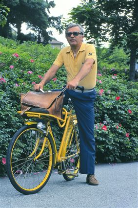 Brevbärare Gösta Svensson står med sin postcykel på Övre Brunnsvägen i Ronneby 1981.