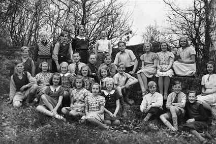 Elever på Fredriksbergsskolan i Ronneby 1942 med sin lärare Conny Andersson.