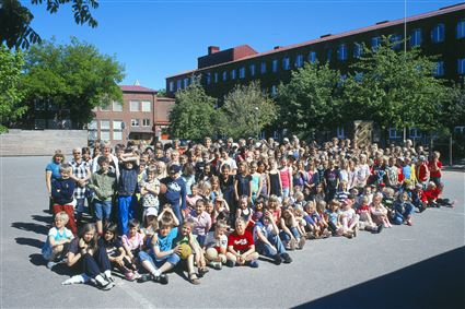 Elever och lärare på Fredriksbergsskolan i Ronneby 2009.