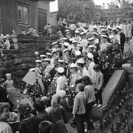 Första studentexamen i Ronneby 1961, studenterna vid Munktrappen.