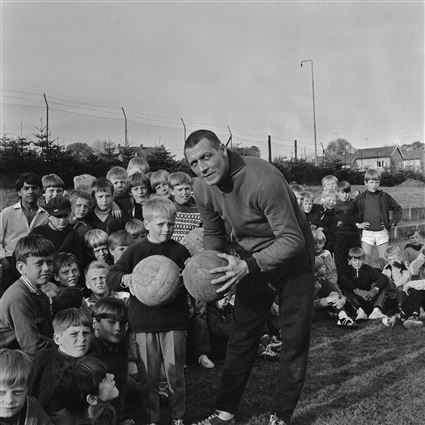 "Rio-Kalle" Svensson, legendarisk landslagsmålvakt, på Brunnsvallen med ungdomar från Ronneby BK 1966.