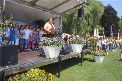 Tommy Körberg sjunger på nationaldagen i Brunnsparken 2011.