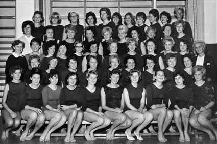 50 damer som gjorde truppmärkesprov i Ronnebyflickornas IF med ledarna Anna Montan och Britta Johansson 1963.