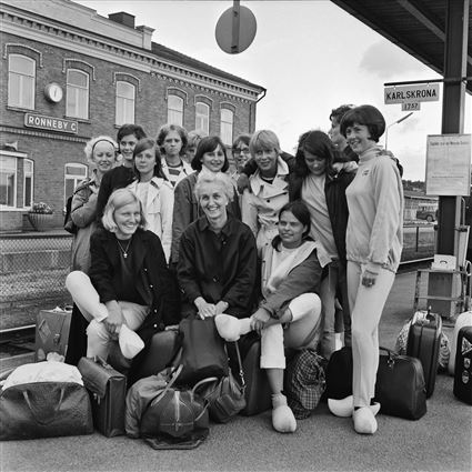 Ronnebyflickornas uppvisningstrupp med sin ledare Britta Johansson vid hemkomsten till Ronneby efter en bejublad turné i Holland 1966.