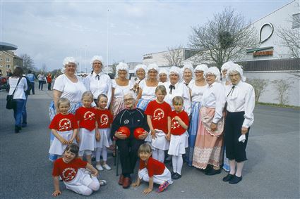 Britta Johansson, 94 år ung, omgiven av några Ronnebyflickor i olika generationer vid Ronnebyflickornas IF:s 50-årsjubileum i Ronneby 2013.