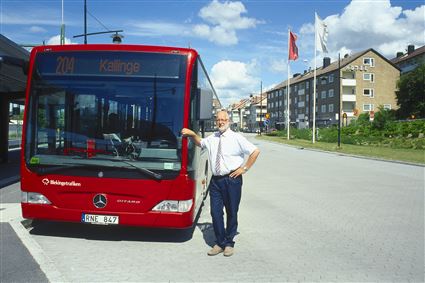 Busschaufför Thomas Pålsson vid buss 204 till Kallinge står vid Resecentrum i Ronneby 2009.