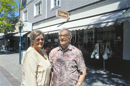 Ann-Kristin Holmberg och Kurt Persson utanför Väskan i Ronneby 2008.