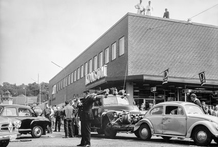 Brandbil i krock vid Domushörnan i Ronneby, 1964.