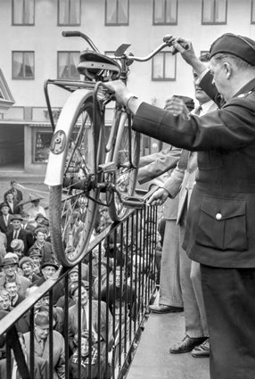 Cykelauktion på polishuset (rådhuset) i Ronneby, 1966.