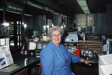 Gerty Jakobsson på Posten i Kallinge, 1989.