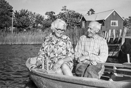 Signe och Alvar Kristoffersson i en av sina båtar till uthyrning på Café Strandhem, Ekenäs, 1972.