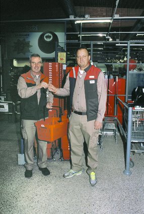 Chefsbyte på Maxi i Ronneby. Håkan Gunnarsson lämnar över till Mats Gunnarsson, 2013.