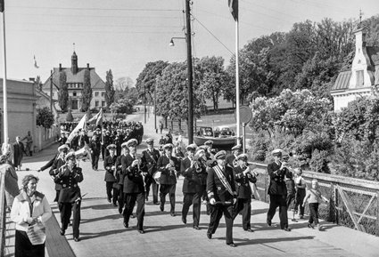 F 17:s Musikkår på marsch vid Söderbro i Ronneby, tidigt 1950-tal.