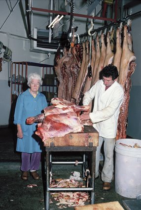 Anna Karlsson och Josef Horvath i slakteriet på Bror Karlssons i Bräkne-Hoby, 1989