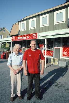 Wesley och Jörgen Millestedt utanför Wesleys Kiosk i Ronneby, 2009.