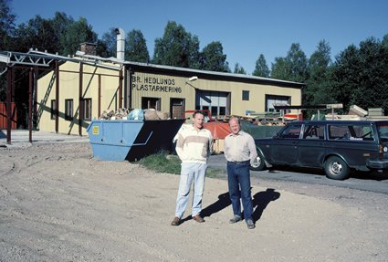 Gösta och Kjell Hedlund vid sitt företag i Hallabro, 1989.