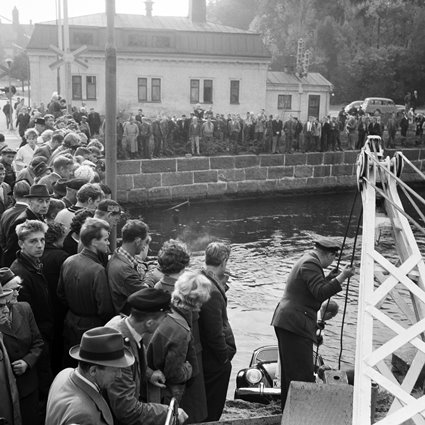 Bärgning av "Ronneby-Anderssons" bil när han kört ner i Ronnebyån, 1961.