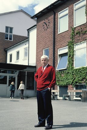 Snäckebacksskolans rektor Nils Otto Olsson står utanför sin skola i Ronneby, 1991.