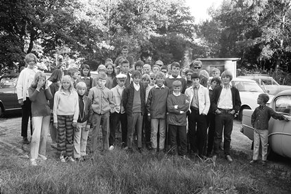 Ungdomar i Silpinge NTO samlade i Silpinge inför resa till Karlstad, juli 1969.