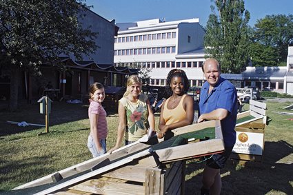 Amy Diamond, Pernilla Wahlgren, Caroline Wennergren och Lasse Kronér utanför Ron i en paus under repetitionerna till Diggiloo, juli 2006.