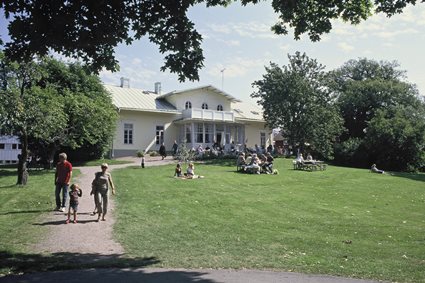 Vy mot Café Mandeltårtan, tidigare Fridhems gård, augusti 2011.