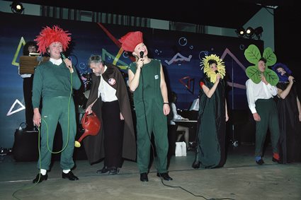 Håkan Robertsson, Bengt Adholm, Magnus Bejmar, Åsa Lindborg och Johan Westermark i Ronnebys nyårsrevy 1988-1989, januari 1989.