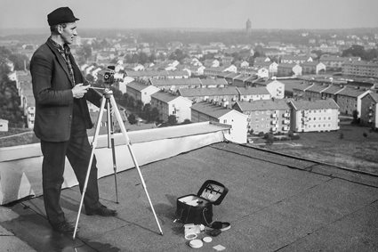 Ingemar Andersson, fastighetsskötare på Ronnebyhus, fotograferar Ronneby från Älgbacken 8, 1965 eller 1966.