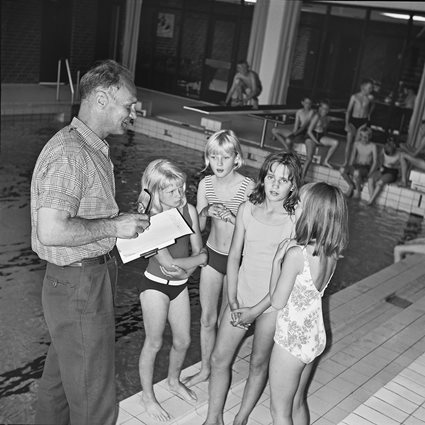 Simskoleavslutning i Kallinge simhall. Gunnar W Karlsson och fyra tjejer från Kallinge, juli 1965.