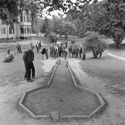 Minigolf på Ronneby Brunns gamla banor i Brunnsparken, augusti 1959.