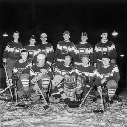 Backaryds SK:s ishockeylag på rinken i Backaryd, februari 1959.