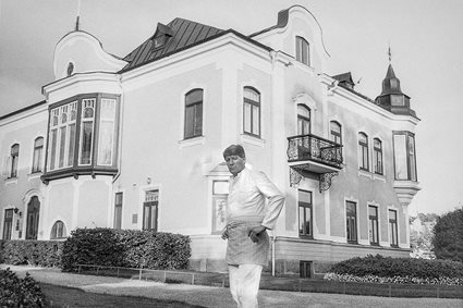 Köksmästare Gösta Näslund utanför Borgmästargården i Ronneby, december 1990.