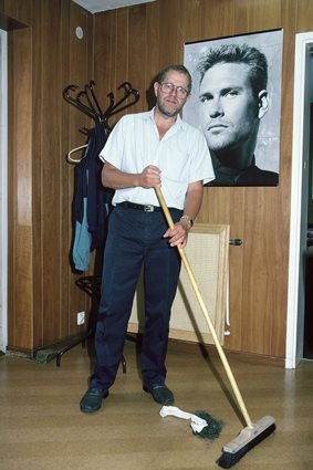 Frisören Karl-Gunnar Karlsson, "Kalle på taket", i sin salong på EPA-huset i Ronneby, juni 1989.