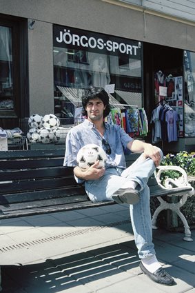 Jörgo Moustakas utanför sin affär Jörgos Sport på Karlskronagatan i Ronneby, juni 1989.