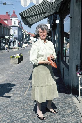 Ingrid Olsson utanför skoaffären Oscaria i Ronneby, maj 1989.