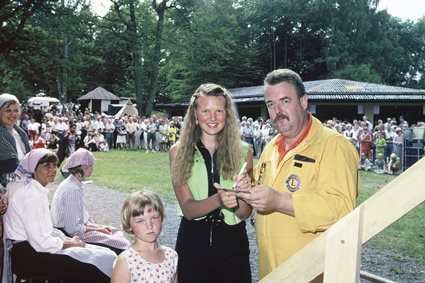 Tolvåriga Sanna Nielsen skriver autografer efter framträdandet på Hoby Gammelsöndá, juli 1997.