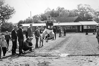 Lars-Erik Löv hoppar längd på Bräknevallen i Bräkne-Hoby, 1967.