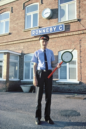 Tågklareraren Alf Gustafson utanför järnvägsstationen i Ronneby, 1989.