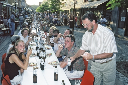 Första Sillabordet i Ronneby en varm och skön kväll på Karlskronagatan, 1994.