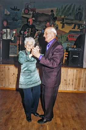 Helga Svensson dansar med sin son Agne Karlsson på Helgas 100-årskalas i Leråkra bygdegård, 2002.