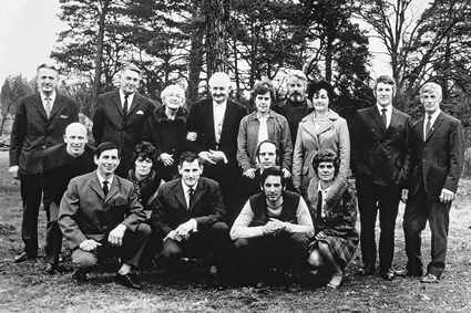16 personer i familjen Thörngren utanför hemmet i Söremark, Kallinge, 1971.