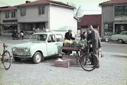 Torghandel i Kallinge strax innan torget fick sitt nuvarande utseende, 1963 eller 1964.