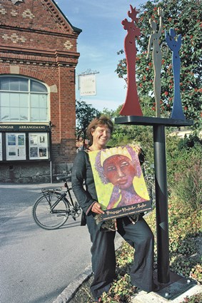 Konstnären Susanne Demåne utanför entrén till Kulturcentrum i Ronneby, augusti 2009.