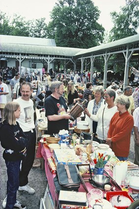 Loppmarknaden i Brunnsparken, Ronneby, juli 1997.