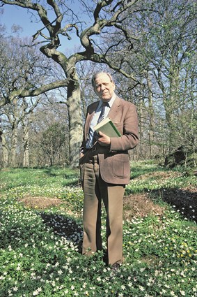 Greve Hans Wachtmeister i skogen nära Vambåsa herrgård, maj 1988.